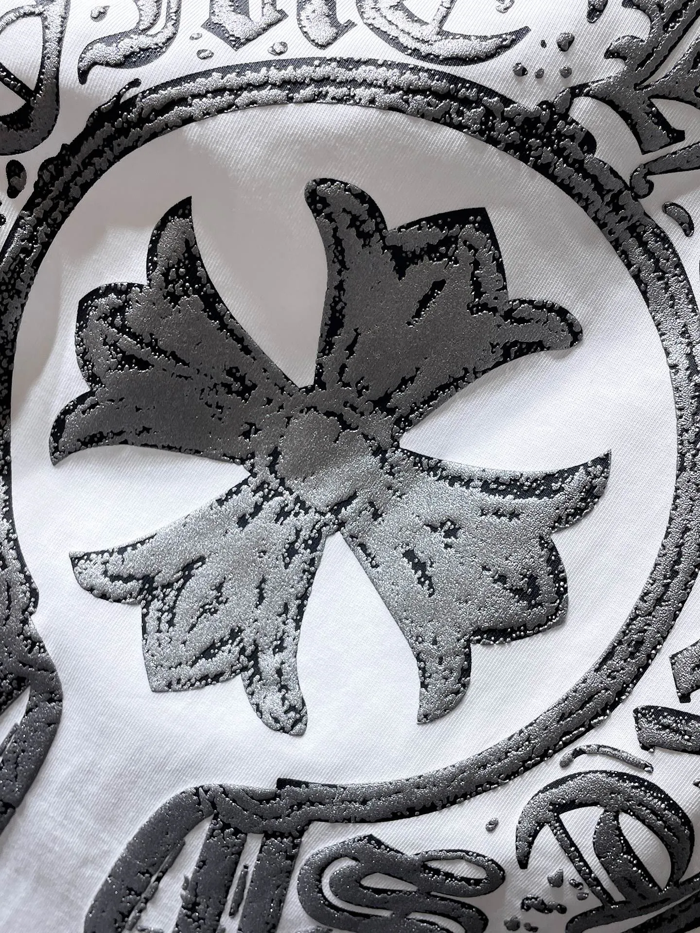 P150 New Chrome Hearts 25ss high version in summer. High gram weight, environmentally friendly and high-quality top fabric. 275g~270g. Chrome retro high-end worn short sleeves. Counter synchronization. Re-engraved version 1:1. Recommended color: black white. Size: S, M, L, XL.